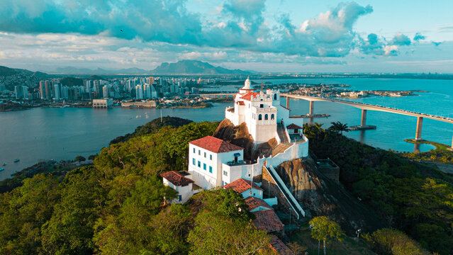 Vitória, Espírito Santo, com o Convento da Penha ao fundo